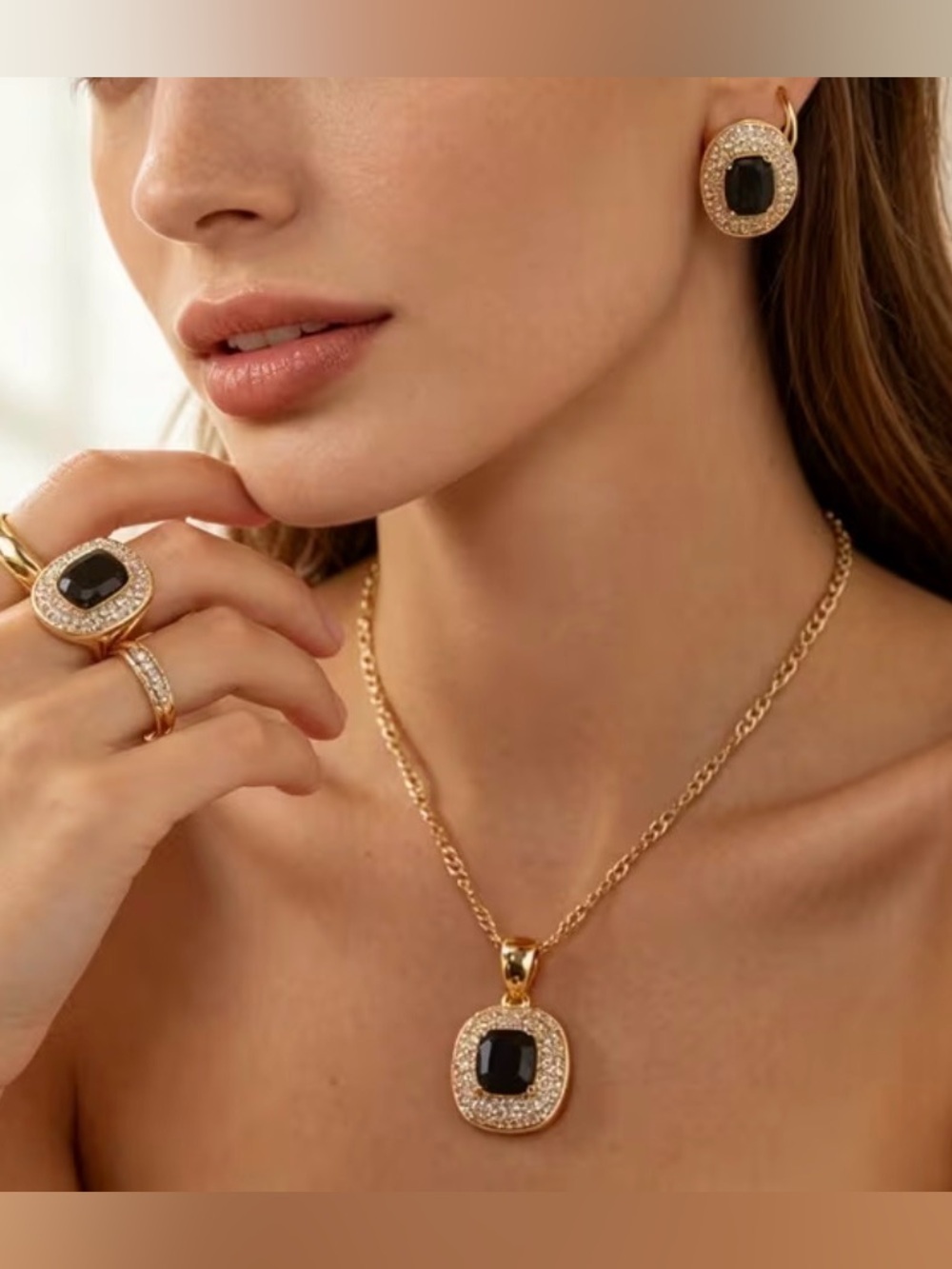 Golden Elegant Vintage Square Jewelry Set with Synthetic Zirconia - Picture 3 of 4